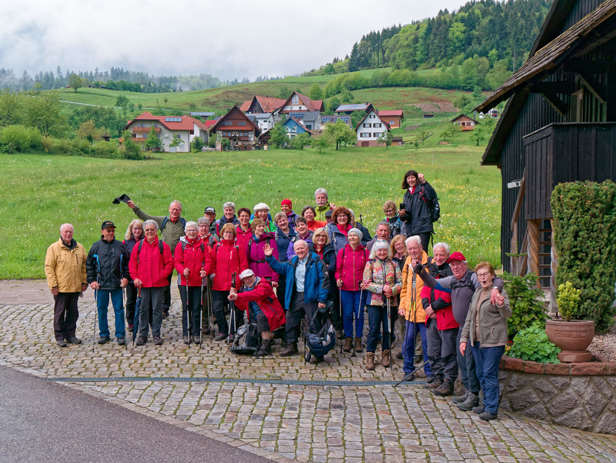 Wandergruppe vor der Vollmers Mühle