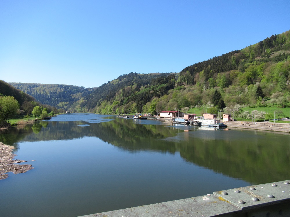 Blick vom Wehrsteg der Staustufe Rockenau