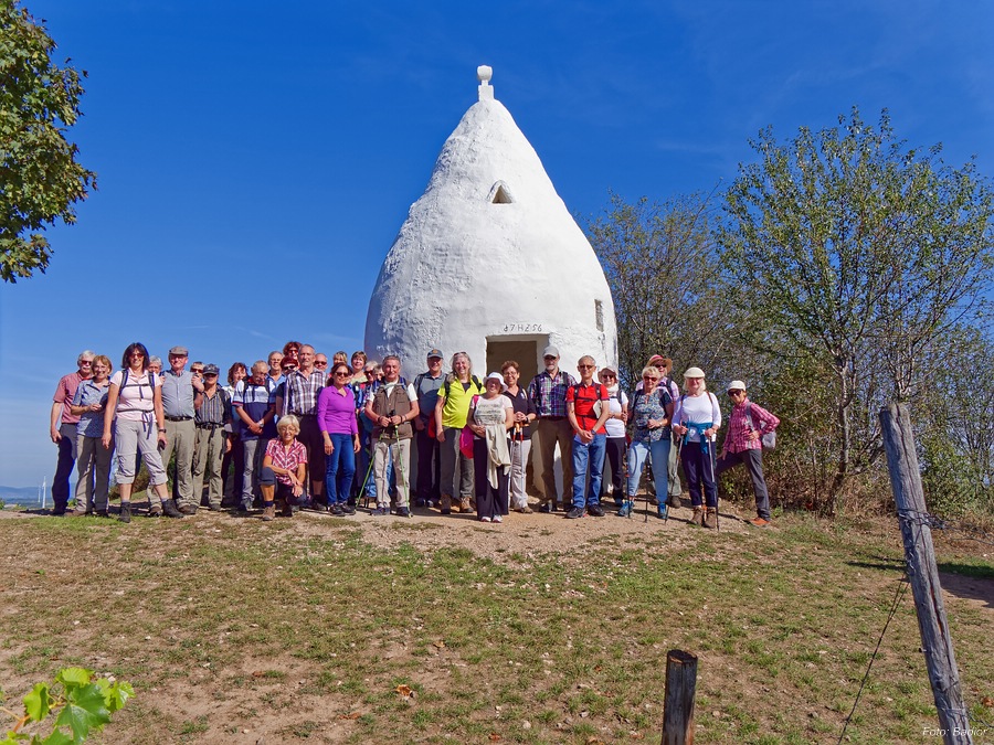 Die 35 Wanderer des OWK am Flonheimer Trullo