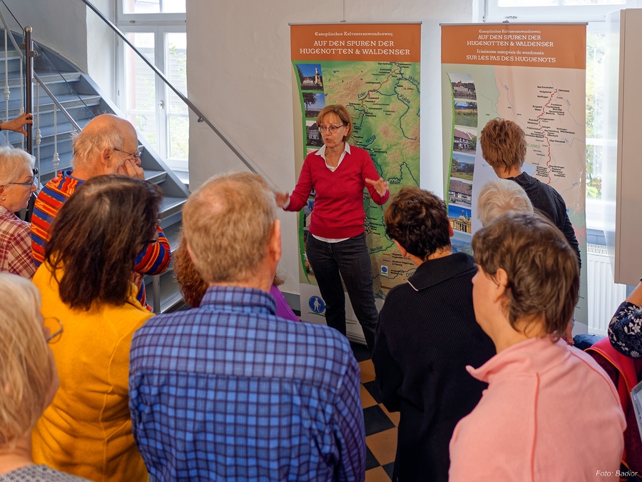 Wandergruppe am buddhistisches Kloster in Siedelsbrunn