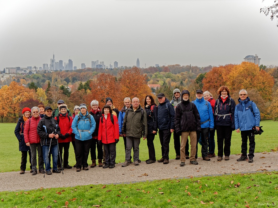 Die Genusswanderer auf dem Lohrberg vor der Kulisse von “Mainhattan”