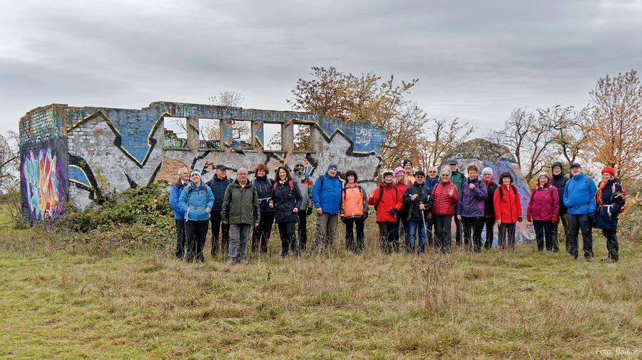 Die Gruppe der Genusswanderer an den Ruinen von Radio Frankfurt auf dem Heiligenstock