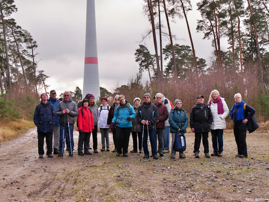 Die Genusswanderer vor den großen Windrädern