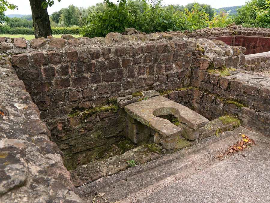 Latrine mit fliessendem Wasser