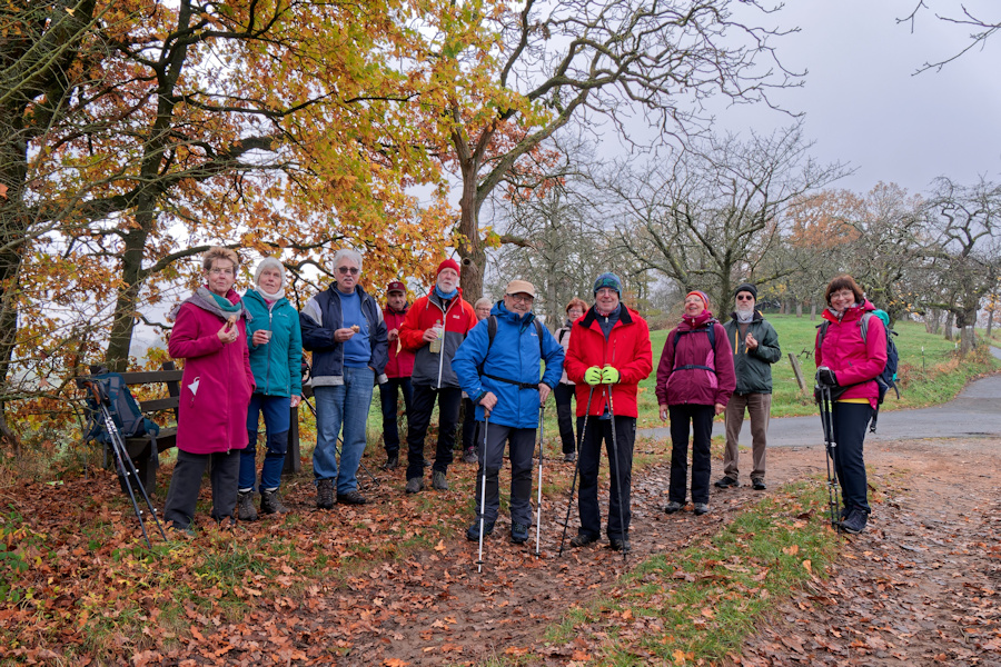 13km-Gruppe an Streuobstwiese.jpg