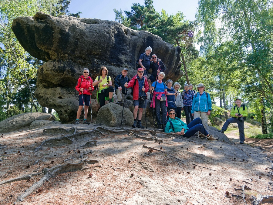 Wandergruppe an der Felsformation Krokodil