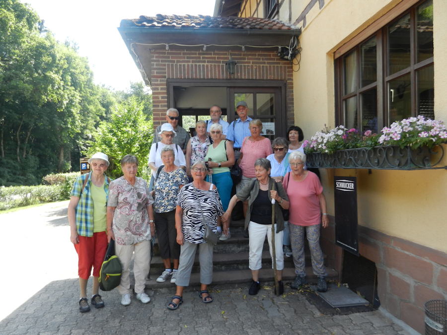 Wandergruppe an Gaststaette Habermannskreuz