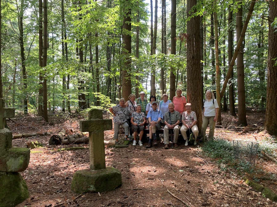 Wandergruppe an den Habermannskreuzen am 22.07.2022