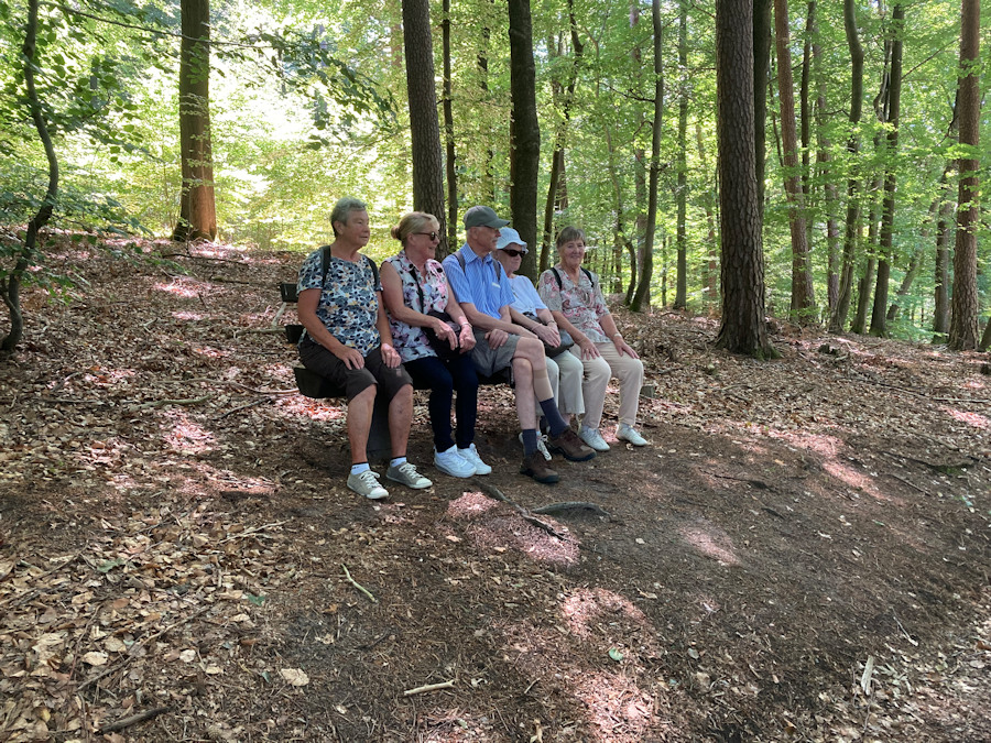 Wandergruppe auf Ruhebank