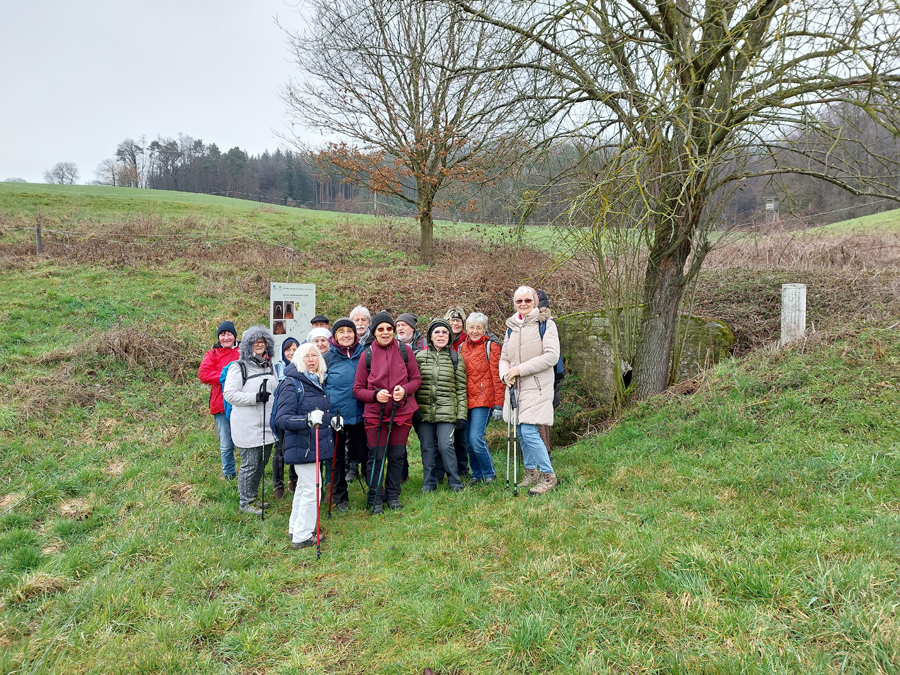 11km-Wandergruppe-am-alten-Stollen-der-Grube-Georg