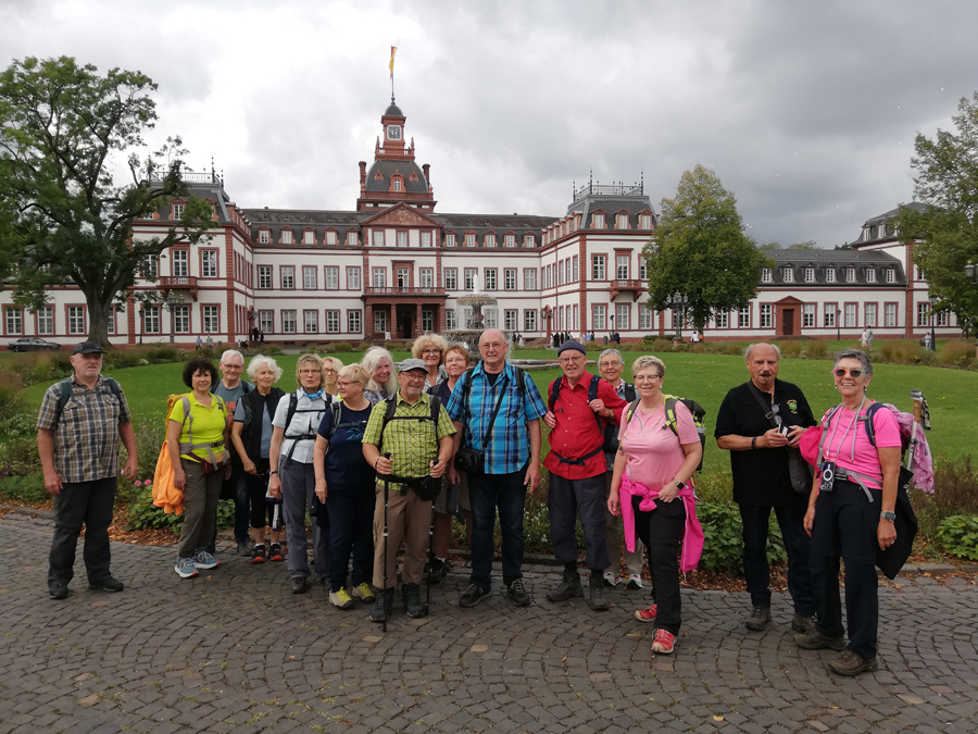 Mittelstreckler-vor-Schloss-Philippsruhe1