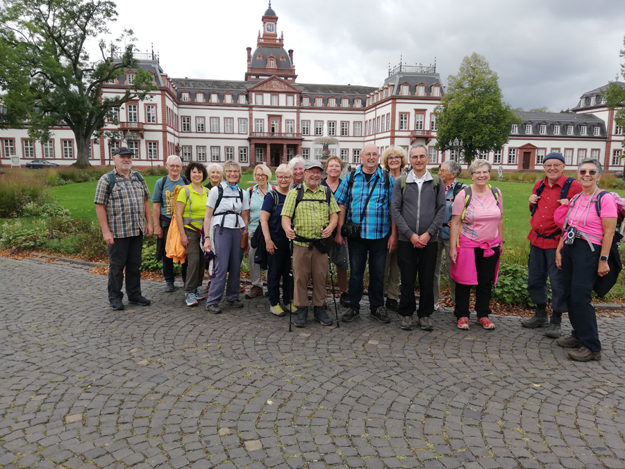 Mittelstreckler-vor-Schloss-Philippsruhe2