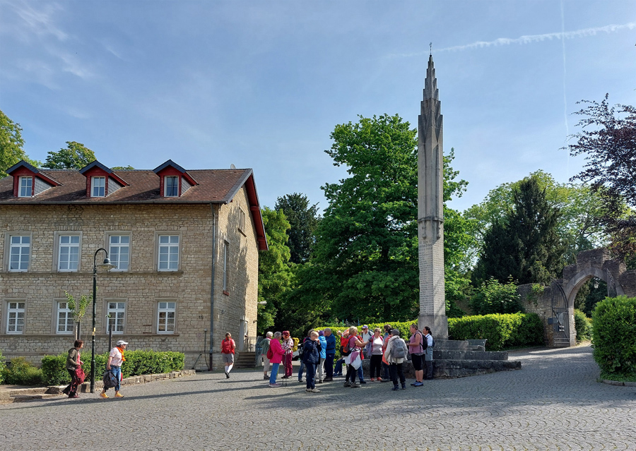 Wandergruppe-vor-Burgkirche