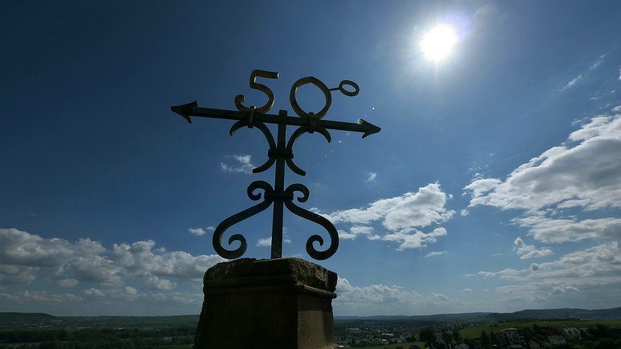 Unterhalb des Schlosses verläuft der 50. Breitengrad, der auch durch die Stadt Mainz führt.